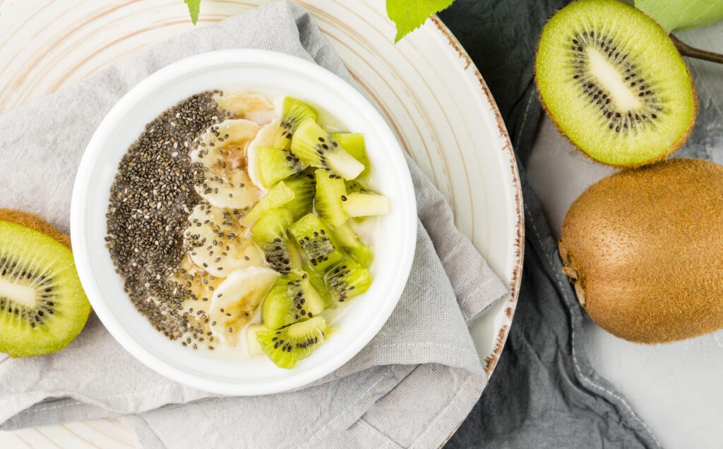 Yogur griego natural con kiwi, plátano y chía