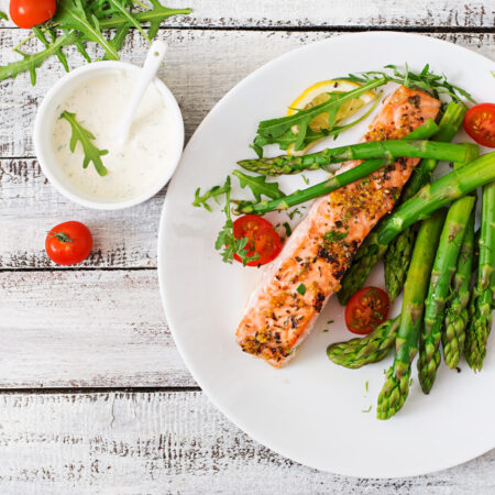 Salmón con espárragos y tomate cherry