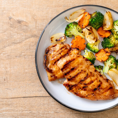 Pechuga de pollo con brócoli, zanahoria y cebolla