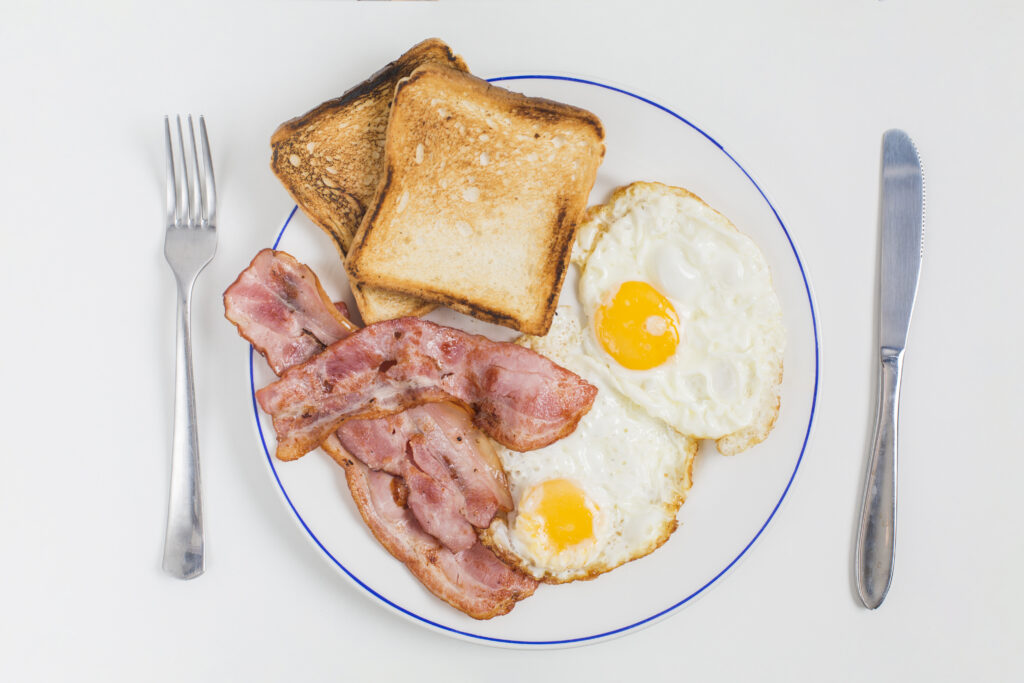 Huevos con tocino de pavo y pan blanco