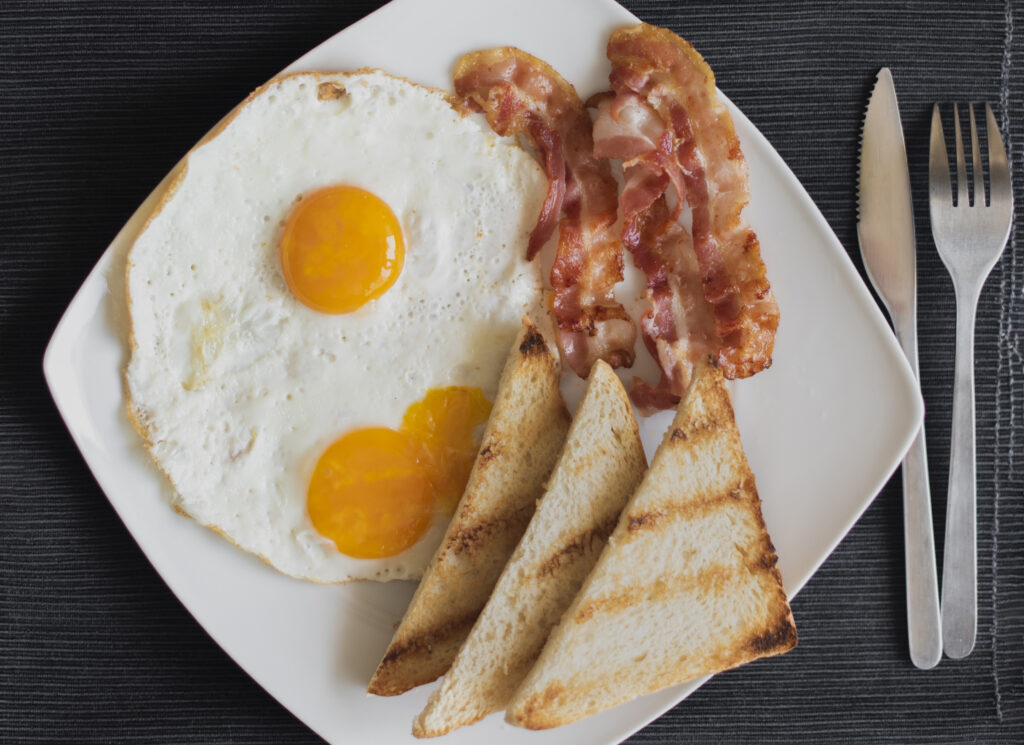 Huevos con tocino de cerdo y pan blanco