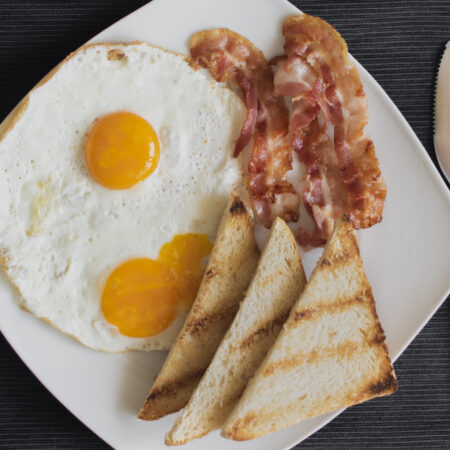 Huevos con tocino de cerdo y pan blanco