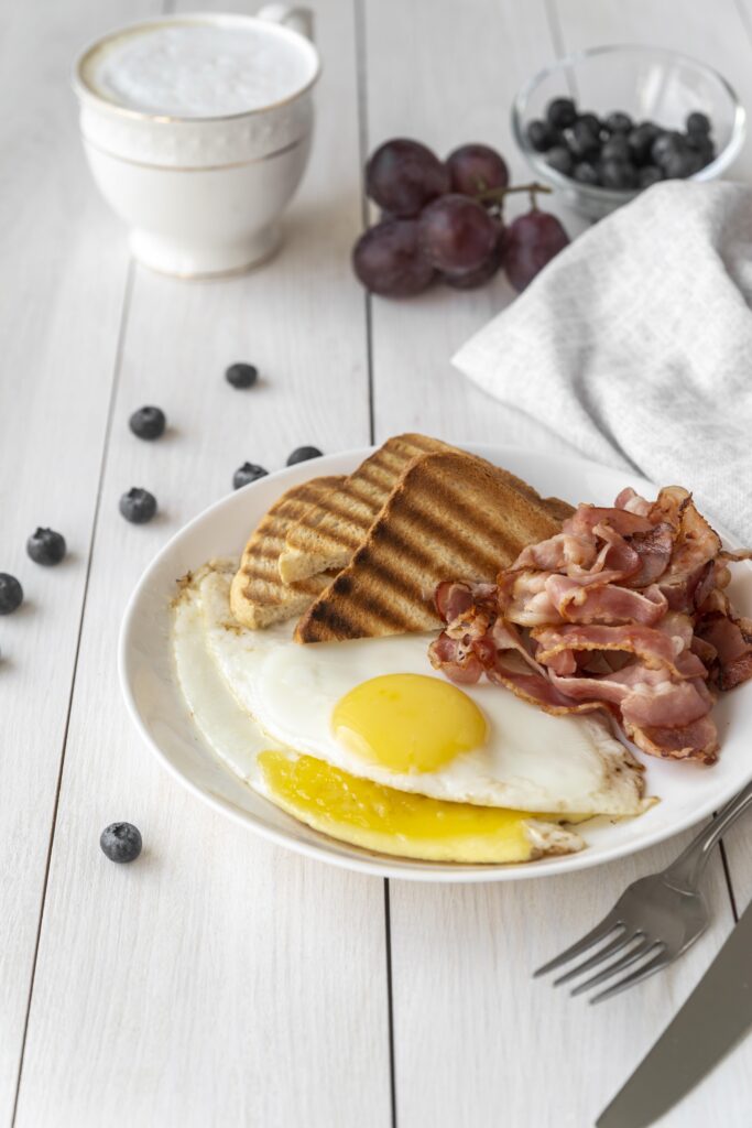 Huevos con tocino de cerdo y pan integral