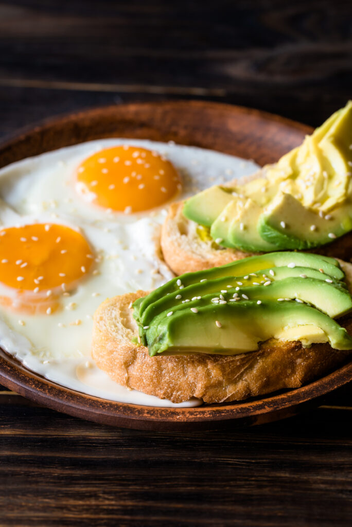 Huevos con aguacate y pan integral